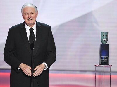 O Alan Alda, η φωτ. είναι Getty Images α...