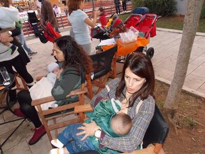 Μήνυμα ενάντια στα ταμπού με δημόσιο θηλ...