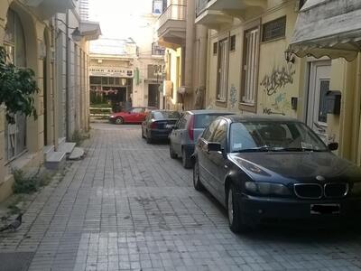 Καβαλώντας με το αμάξι τους πεζόδρομους ...