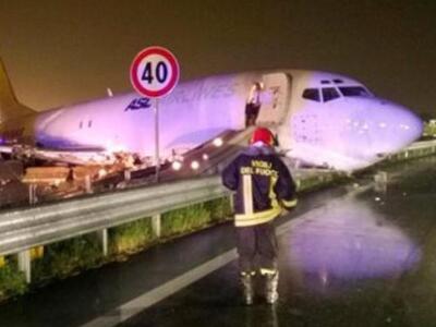 Αεροπλάνο βγήκε από το διάδρομο και κατέ...