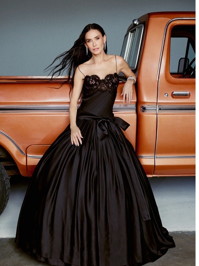 Με φόρεμα Saint Laurent και κοσμήματα Messika