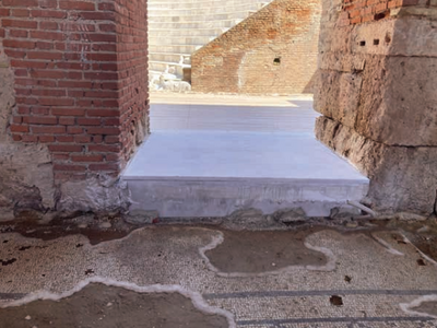 Το κατώφλι της ανατολικής θύρας της σκηνής