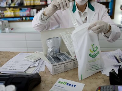 Στα φαρμακεία self test για εκπαιδευτικο...