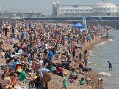 Ξεχύθηκαν σε παραλίες και πάρκα οι Βρετα...