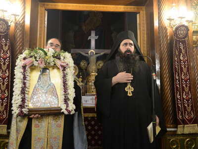 Πάτρα - φωτό: Η λειτουργία και η λιτανεία στον Αγιο Νεκτάριο