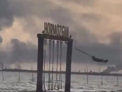 Μικρό κορίτσι κάνει κούνια ενώ πίσω του ...