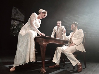 Οικείες αντανακλάσεις- Γράφει η Χριστίνα Κόκκοτα