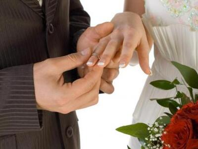 Ιερέας ανακοίνωσε το γάμο του την ώρα τη...