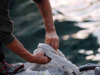 Τραυματίστηκαν από ακυβέρνητο σκάφος στα Καλύβια