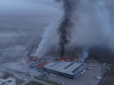 Εικόνες από το φλεγόμενο εργοστάσιο από ...