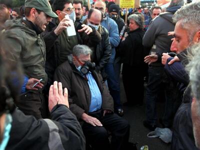 Ο Μίκης Θεοδωράκης δέχεται χημικά -Προχω...