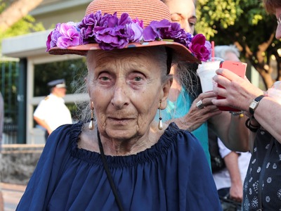 Στο νοσοκομείο η αθυρόστομη γιαγιά της T...