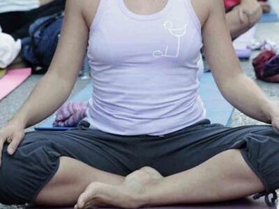 Εορταστικό μάθημα yoga  για φιλανθρωπικό...