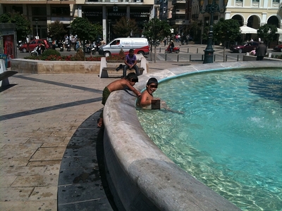 Μετέτρεψαν σε πισίνα τα συντριβάνια της ...