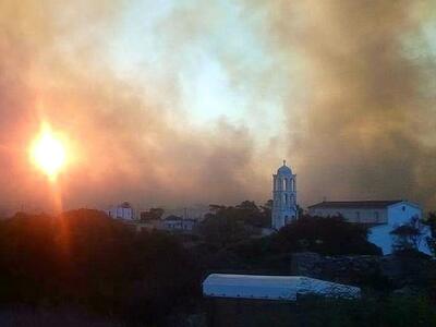 Μαίνεται η φωτιά στα Κύθηρα - Έχει καεί ...