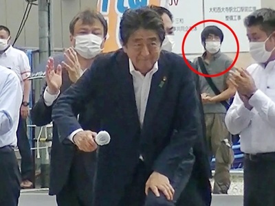 Σίνζο Άμπε: Δείτε τον δράστη τη στιγμή π...