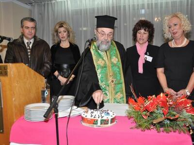 Ο π .Ν. Σκιαδαρέσης ευλογεί την πίτα