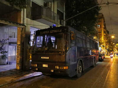 Δύο επιθέσεις με πέτρες και μπουκάλια εν...