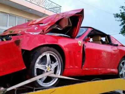 Ηλεία: Πανάκριβη Ferrari «καρφώθηκε» σε ...