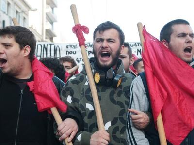 Ξεκινά η πορεία του Πολυτεχνείου στην Αθ...