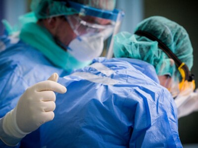 Ιερέας, παπαδιά και δυο ψάλτες με κορωνο...