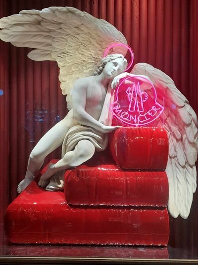 Moncler: Ο φτερωτός έρωτας έχει αντικείμ...