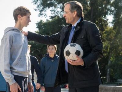 Ο Σαμαράς ...παίζει μπάλα στο πρώτο σποτ...