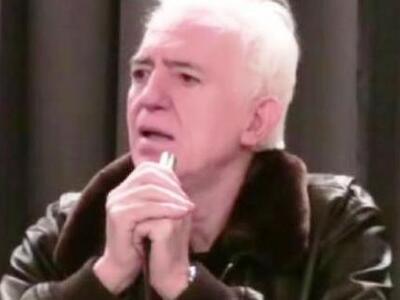 Πάτρα: Ο Γιώργος Καραμπελιάς παρουσιάζει...