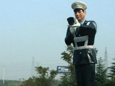 Ένας τροχονόμος – κούκλα έχει γίνει ο φό...