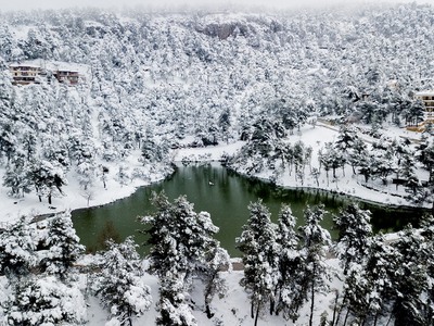 Ο χιονιάς μετέτρεψε τη λίμνη Μπελέτσι σε...