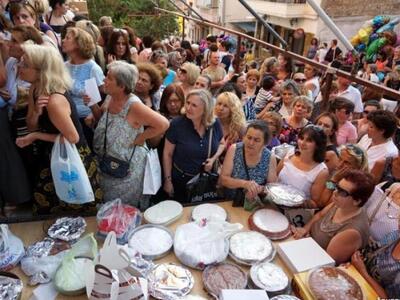 Με τις φανουρόπιτες ανά χείρας από νωρίς...