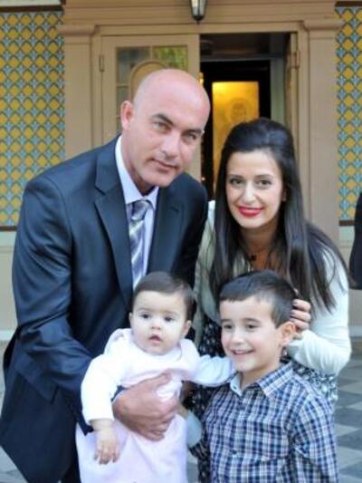 Ο νονός Δημήτρης Σπυρόπουλος με τη σύζυγ...