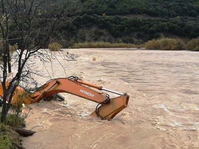 Τρίκορφο: Τα νερά γκρέμισαν κολόνες της ...