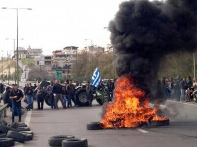 «Πύρινα» οδοφράγματα έστησαν οι αγρότες ...