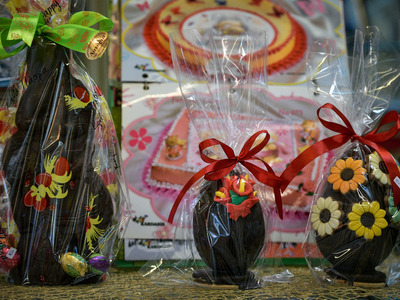 Δείτε πώς φτιάχνονται τα σοκολατένια, πα...