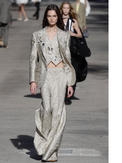 Το κοστούμι στην πασαρέλα της επόμενης ά...