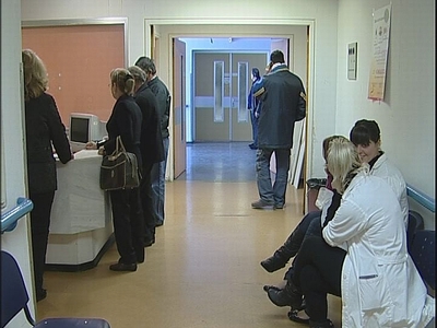 Δίπλα στο νεκροτομείο εμβολιάζουν τους π...