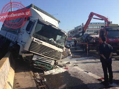 Παραλίγο νέα τραγωδία στην άσφαλτο: Νταλ...