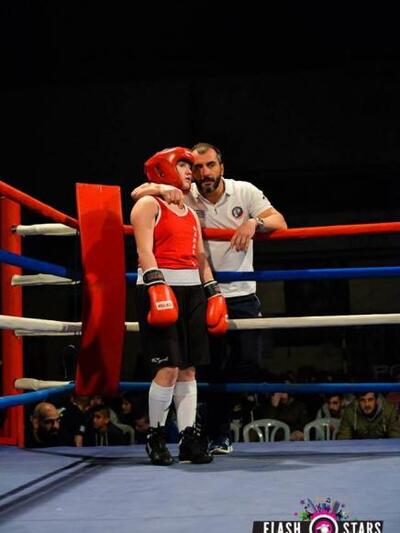 Θεοδώρα Μαντέλη με το Νίκο Πλέα σε φωτογ...