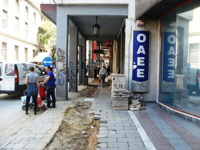 Πάτρα: Απροσπέλαστο το πεζοδρόμιο στην Κ...