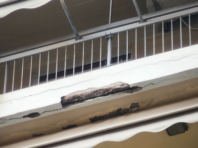 Πάτρα: Σοβαρές φθορές σε μπαλκόνια πολυκ...