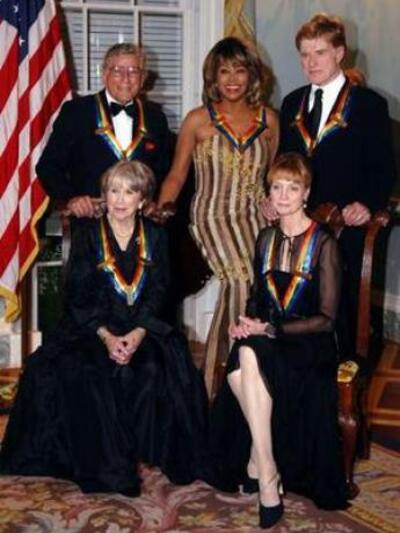 Η Τζούλι Χάρις αριστερά κάτω, στη βράβευ...