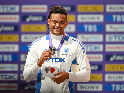 Εμμανουήλ Καραλής: Η στιγμή της απονομής...