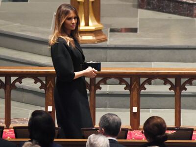 Ξανά viral η Μελάνια που προσπαθεί να απ...