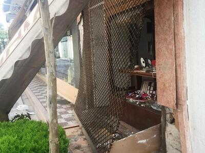 Διάρρηξη με λοστούς και βαριοπούλες στο ...