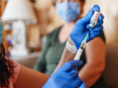 Έρχεται «lockdown» σε εμβολιασμένους άνω...