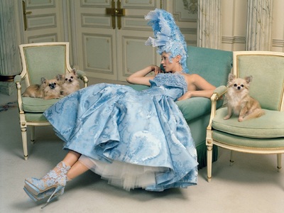 Η Κέιτ Μος σε παλιά φωτογράφιση με φόρεμ...