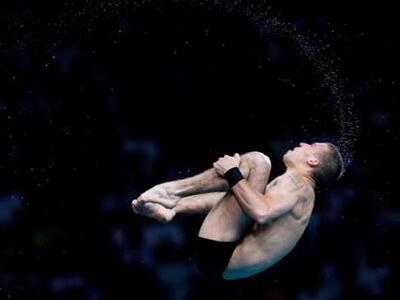Ένα εντυπωσιακό θέαμα καταδύσεων υπόσχον...