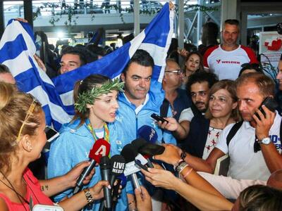 Συγκινητική υποδοχή της Άννας Κορακάκη σ...