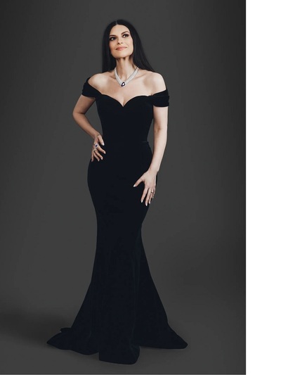 Εναρξη με κλασική off shoulder τουαλέτα ...